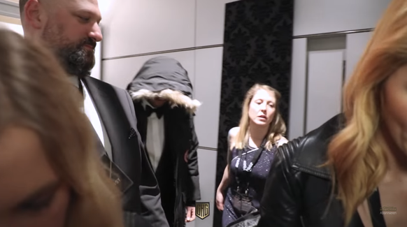 Fake Ryan Gosling läuft mit Kapuze im Gesicht durch den Backstage-Bereich.