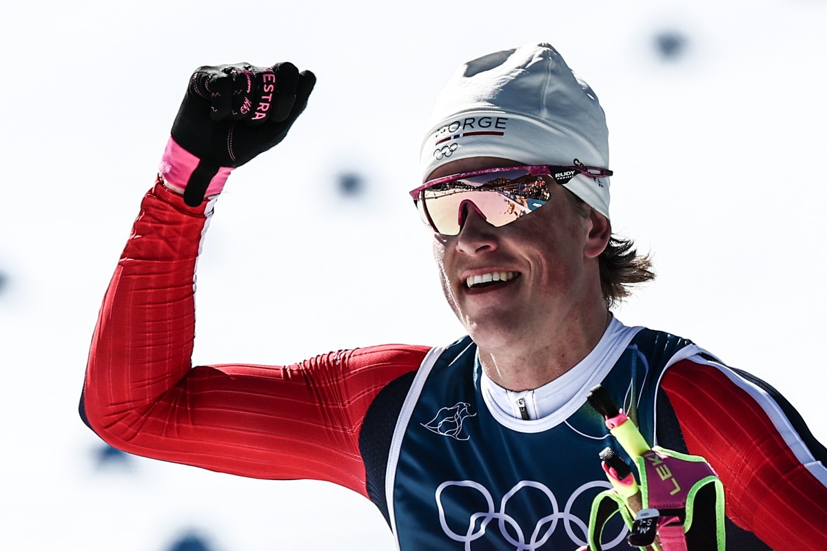 epa12743327 Johannes Hosflot Klaebo of Norway celebrates winning the Men's 4x7.5km Relay of the Cross-Country Skiing competitions at the Milano Cortina 2026 Winter Olympic Games, in Tesero, Italy ...