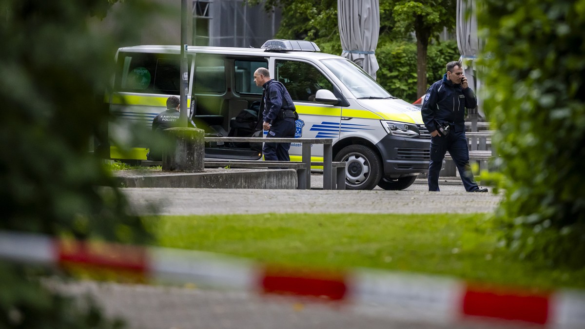 Einsatzkraefte der Polizei auf dem Gelande des Bildungszentrums Zofingen BZZ nach einem Messerangriff eines unbekannten Mannes auf mehrere Personen an verschiedenen Orten in Zofingen am Mittwoch, 15.  ...