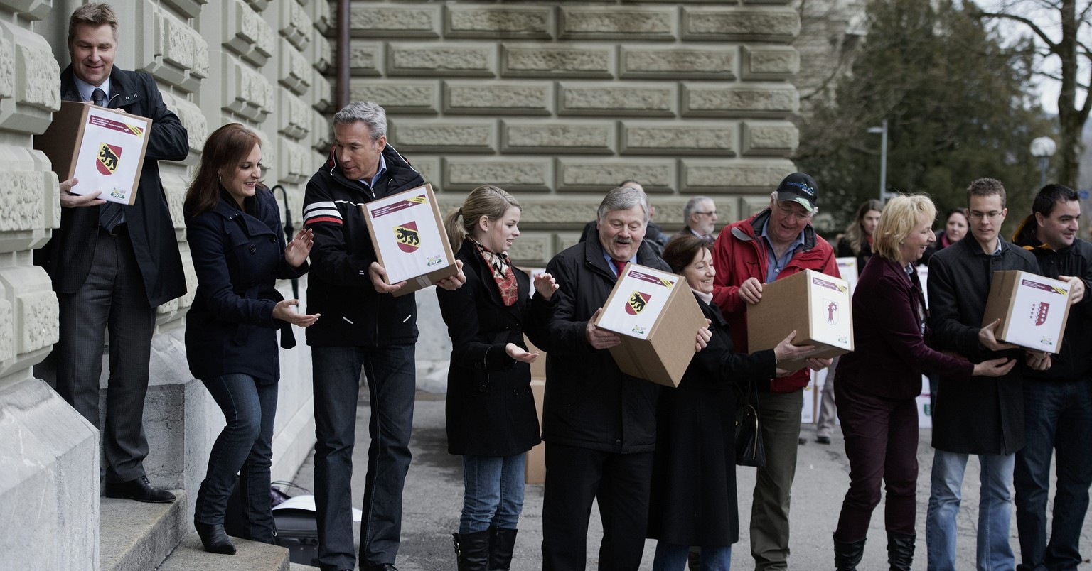 SVP-Mitglieder beim Einreichen der Durchsetzungsinitiative Ende Dezember 2012.