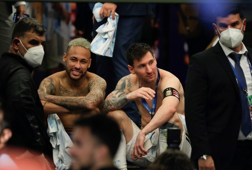 epaselect epa09336518 Argentina&#039;s Lionel Messi (R) speaks with Brazil&#039;s Neymar Jr after the Copa America 2021 final between Argentina and Brazil at the Maracana Stadium in Rio de Janeiro, Br ...