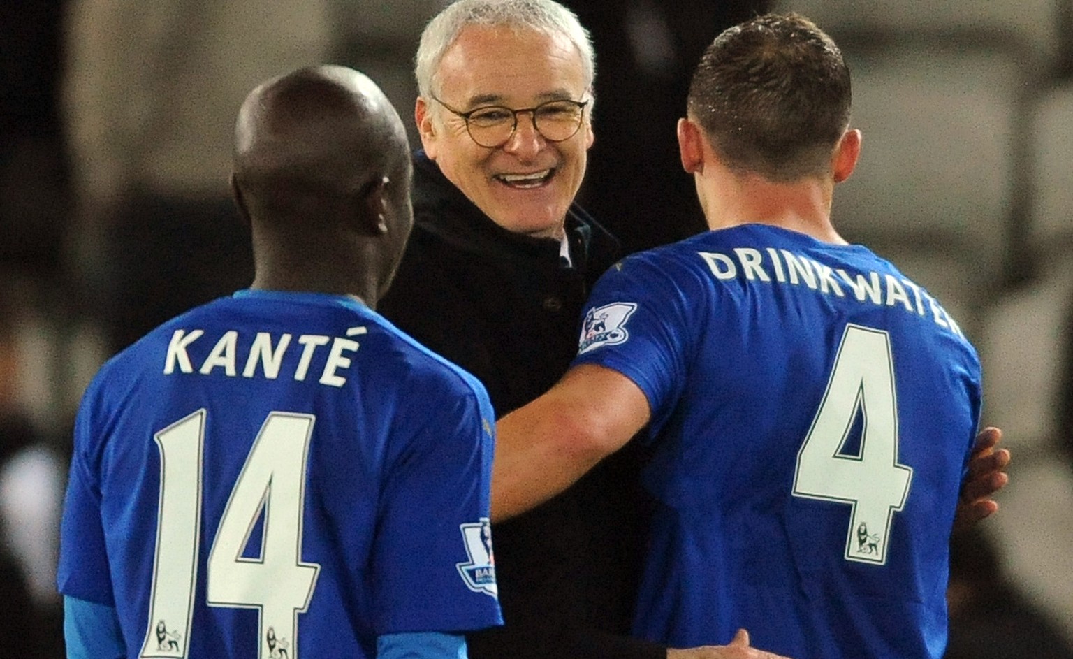 Claudio Ranieri freut sich mit seinen Spielern N'Golo Kanté und Danny Drinkwater über einen Saisonsieg.