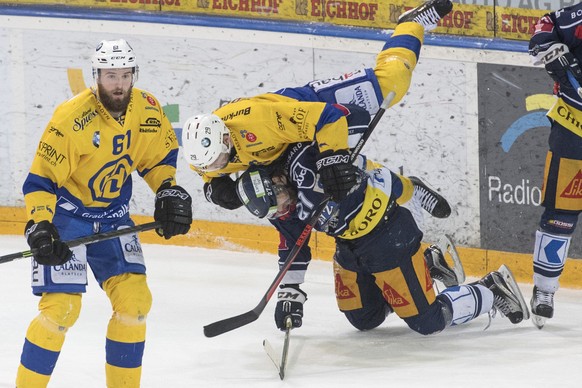 Beat Forster, oben, von Davos im Spiel gegen Josh Holden, unten, von Zug beim dritten Eishockey Playoff Halbfinalspiel der National League A zwischen dem EV Zug und dem HC Davos am Samstag, 25. Maerz  ...