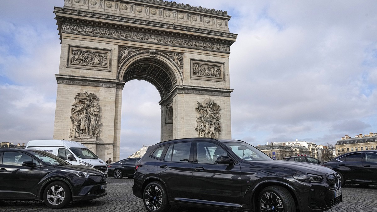 Paris launches vote to triple parking fees for SUVs Teenager waves python around – guess where it happened