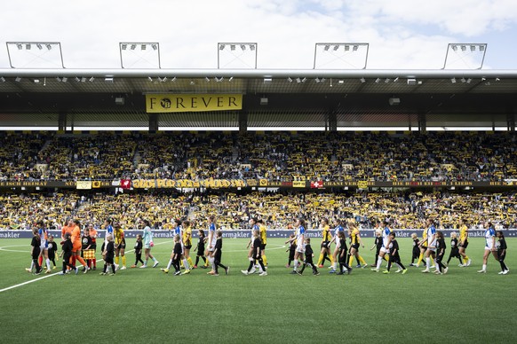 Spielerinnen kommen auf das Spielfeld kurz vor Playoff-Final-Rueckspiel der Women&#039;s Super League zwischen dem BSC Young Boys (YB) und dem Grasshopper Club Z�rich (GC), am Samstag, den 17. Mai2025 ...