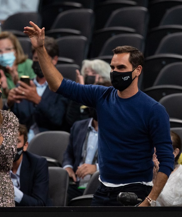 epa09486196 Roger Federer of Switzerland waves to the crowd during a break in the action of the Laver Cup held at the TD Garden in Boston, Massachusetts, USA, 24 September 2021. EPA/CJ GUNTHER