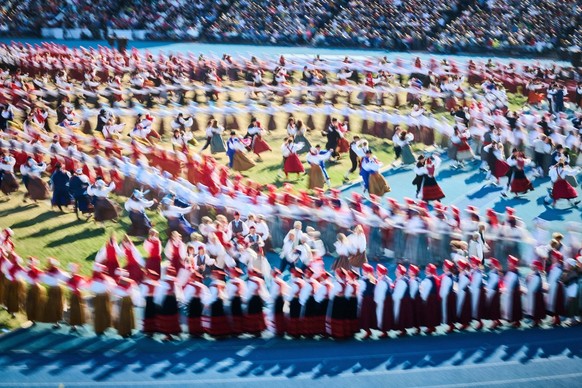 Können 10’926 Menschen miteinander tanzen? Das Tanzfest in Tallinn zeigt, wie es geht.