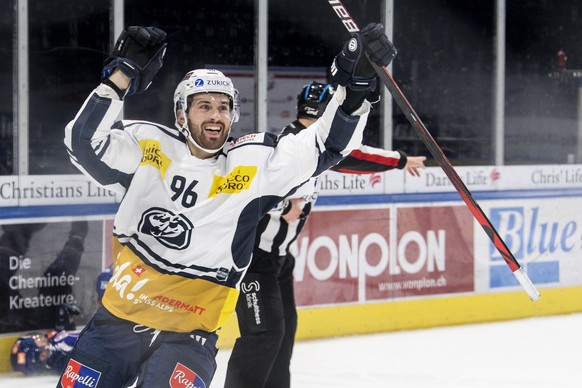 Ambris Brendan Perlini jubelt nach seinem 3:1 Tor im Eishockeyspiel der National League zwischen den ZSC Lions und dem HC Ambri-Piotta am Montag, 22. Februar 2021, im Zuercher Hallenstadion. (KEYSTONE ...