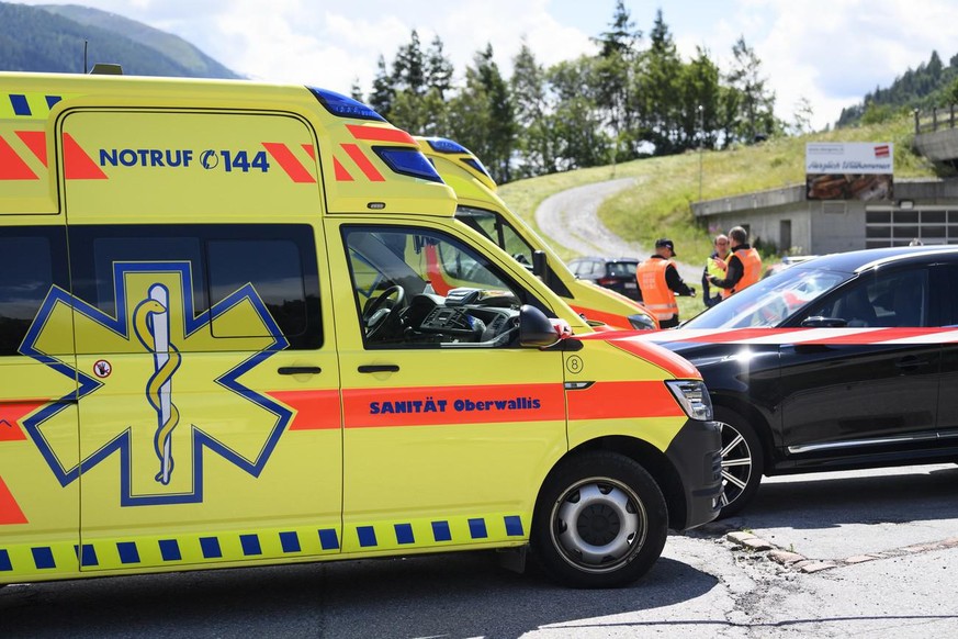 Ein Rettungsfahrzeug der Sanität Oberwallis während eines Einsatzes.