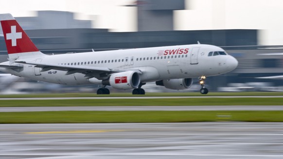 Swiss Airbus A320-214 with the identification HB-IJP takes off on runway 28 at Zurich&#039;s airport in Kloten in the canton of Zurich, pictured on October 7, 2008. (KEYSTONE/Gaetan Bally)

Das Swiss  ...
