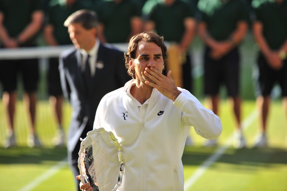 Roger Federer muss sich in Wimbledon nach 2008 zum zweiten Mal mit dem Verliererpokal begnügen.