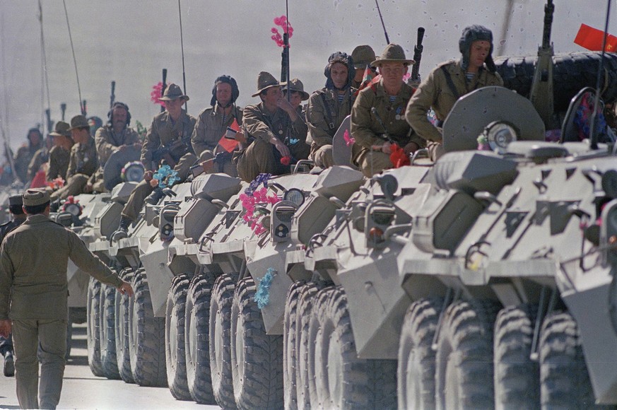 Ausgelaugte sowjetische Soldaten auf dem Rückzug aus Afghanistan (Kabul, 16.05.1988).