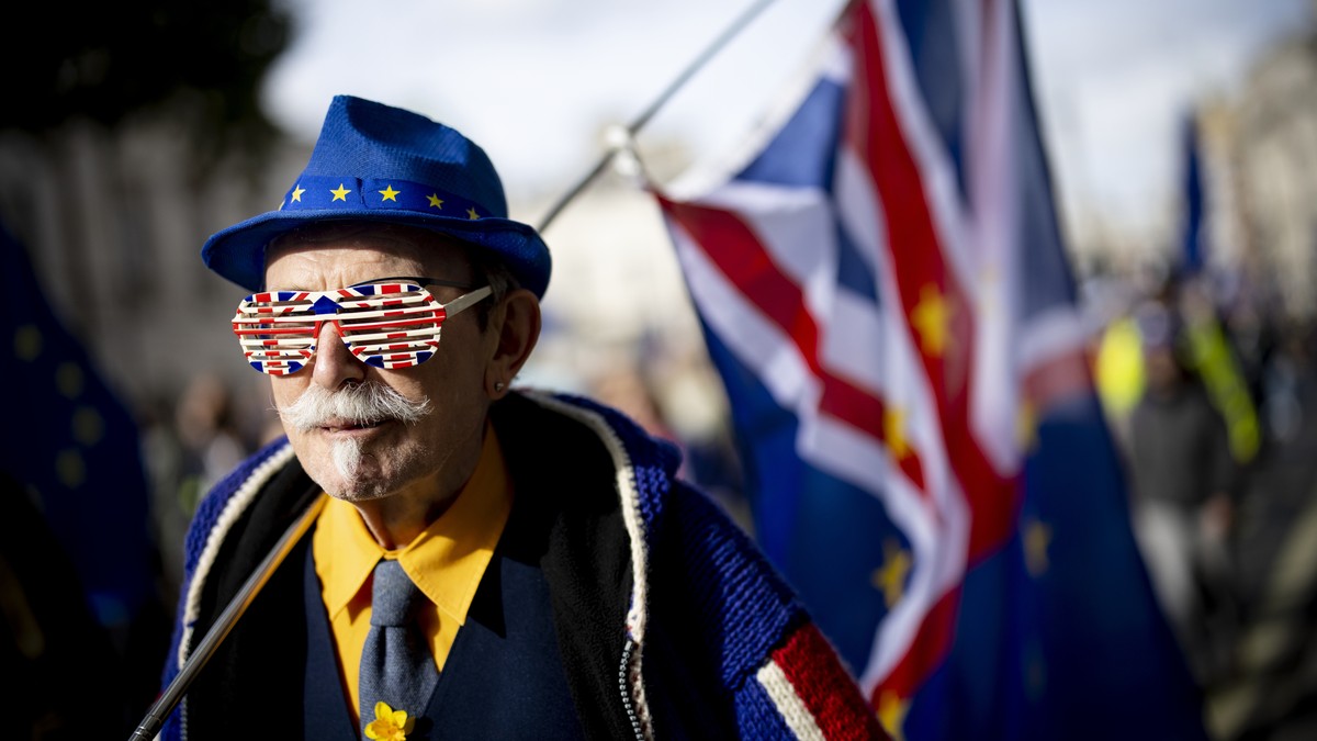 epa10258982 Pro-EU campaigners march as they demand the UK Government to reverse Brexit and rejoin the European Union in London, Britain, 22 October 2022. Campaigners claim leaving the European Union  ...