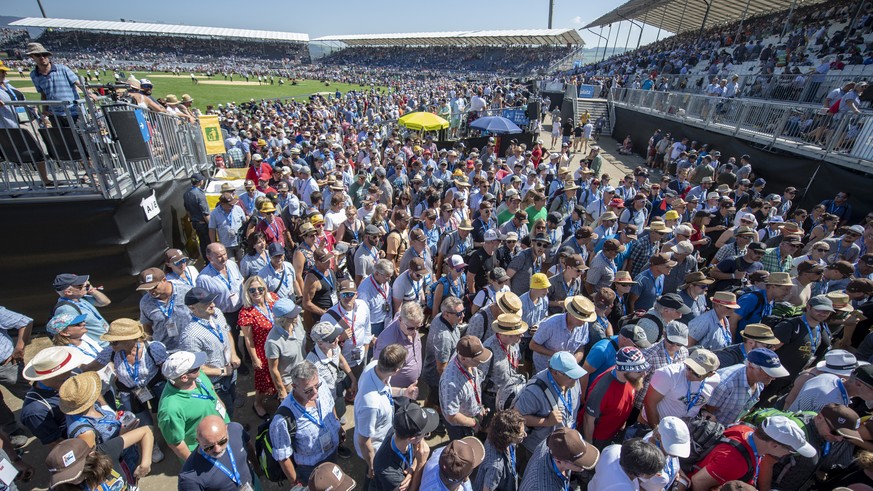 Die Schwinger Fans draengen fuer die Mittagspause zum Ausgang der Schwingerarena am Eidgenoessischen Schwing- und Aelplerfest (ESAF) in Zug, am Sonntag, 25. August 2019. (KEYSTONE/Urs Flueeler)