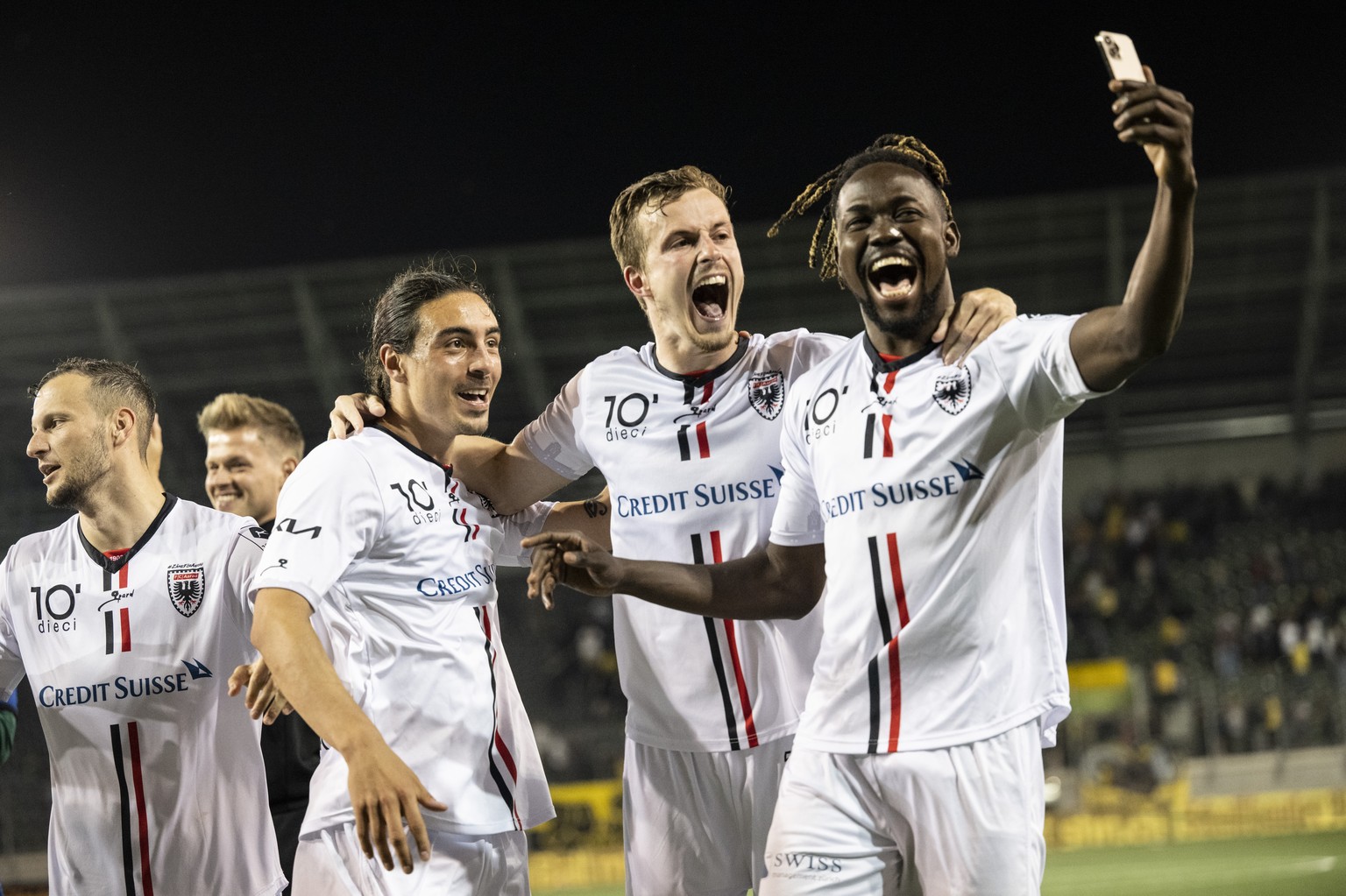 Die Aarauer jubeln nach ihrem Sieg im Fussball Meisterschaftsspiel der Challenge League zwischen dem FC Schaffhausen und dem FC Aarau in der wefox Arena, am Samstag, 14. Mai 2022 in Schaffhausen. (KEY ...