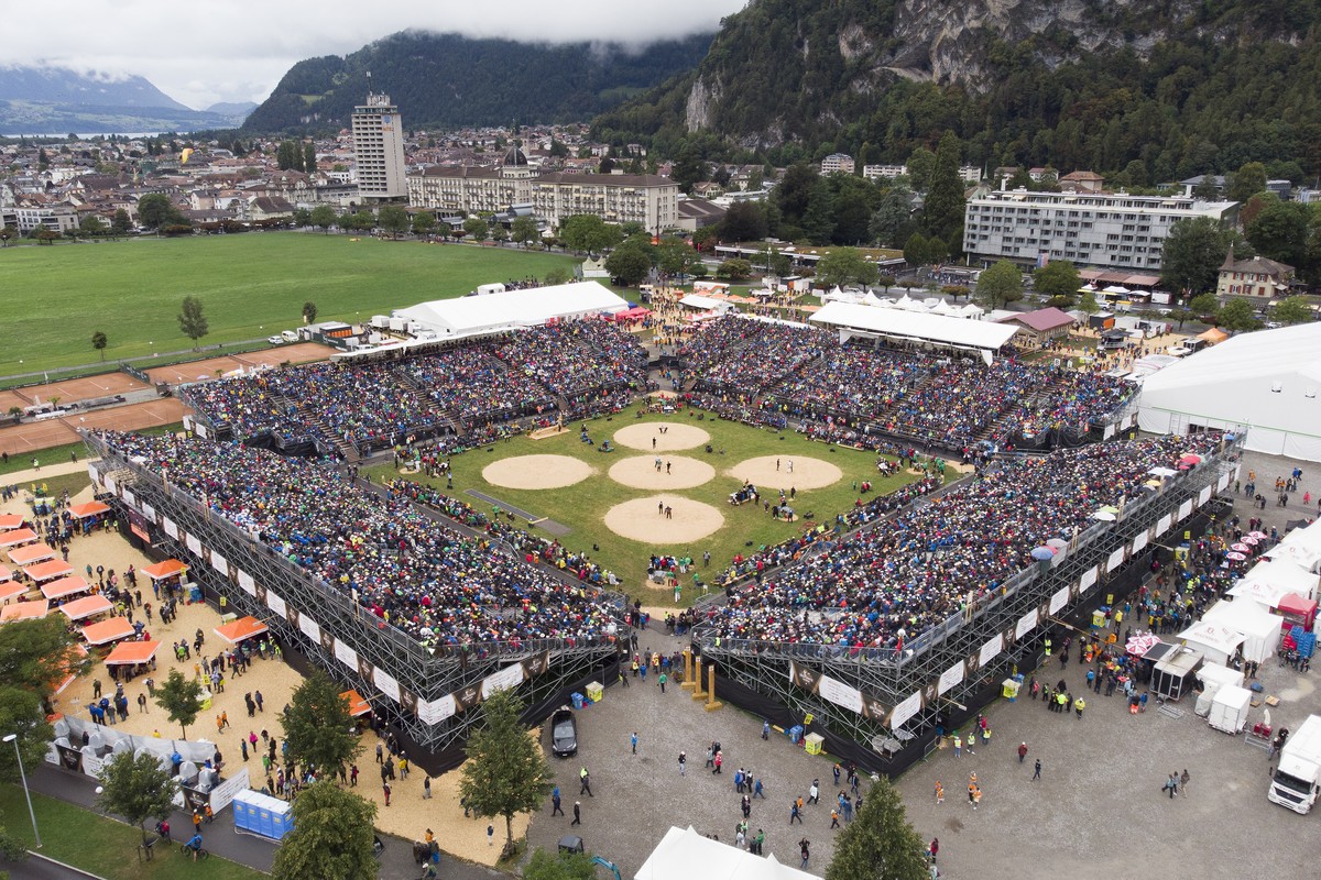 Blick auf den Schwingplatz beim Unspunnen-Schwinget 2023, am Sonntag, 27. August 2023 auf der Hoehenmatte, in Interlaken. Das Unspunnenfest findet alle sechs Jahre statt und gilt nach dem Eidgenoessis ...