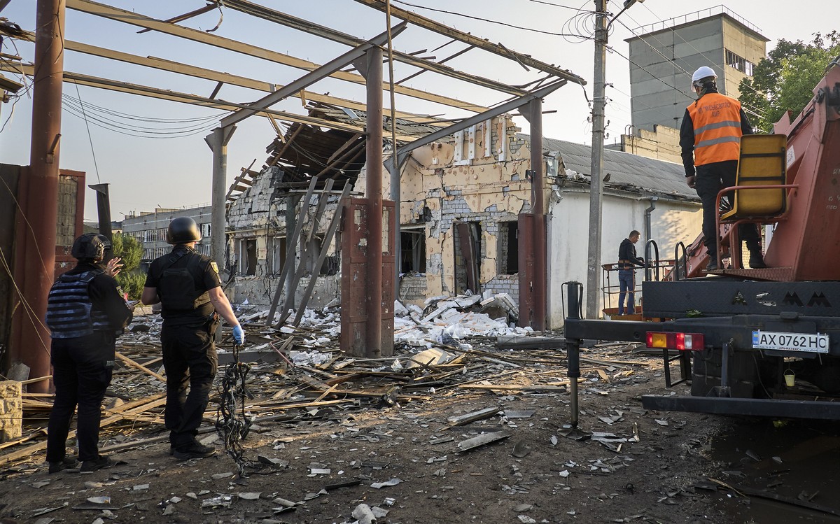 epa12150283 Ukrainian rescuers work at the site of shelling following a combined overnight attack in Kharkiv, Ukraine, 02 June 2025, amid the ongoing Russian invasion. According to Ukraine?s State Eme ...