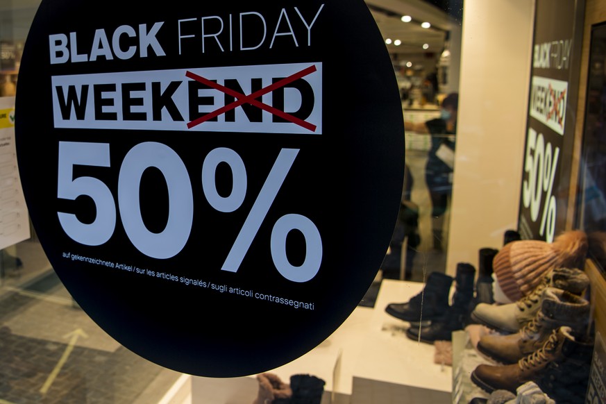 Une annonce Black Friday est visible devant un magasin Dosenbach lors de la crise du Coronavirus (Covid-19) le mercredi 25 novembre 2020 a Lausanne. (KEYSTONE/Jean-Christophe Bott)