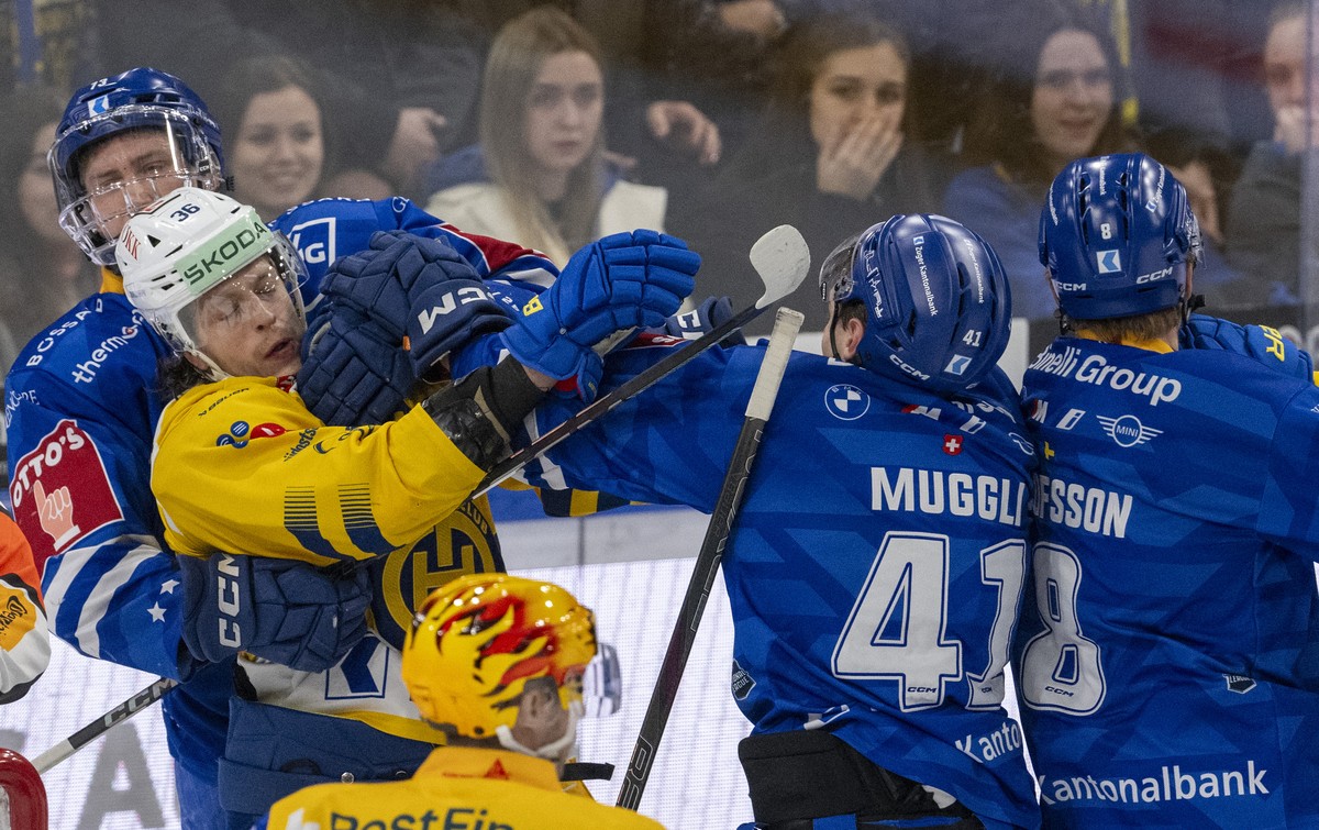 Leon Muggli, mitte, von Zug im Spiel gegen Simon Knak, links, von Davos beim Eishockey Playoff Viertelfinalspiel, Spiel 3 der National League zwischen dem EV Zug und dem HC Davos am Dienstag, 18. Maer ...