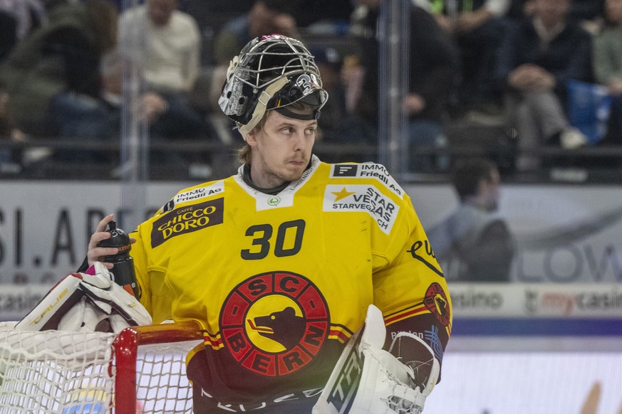 Trhueter Adam Reideborn von Bern beim Eishockey Playoff 1/4 Final Spiel 3 der National League zwischen dem EV Zug und dem SC Bern am Dienstag, 21. Februar 2024 in Zug. (KEYSTONE/Urs Flueeler).