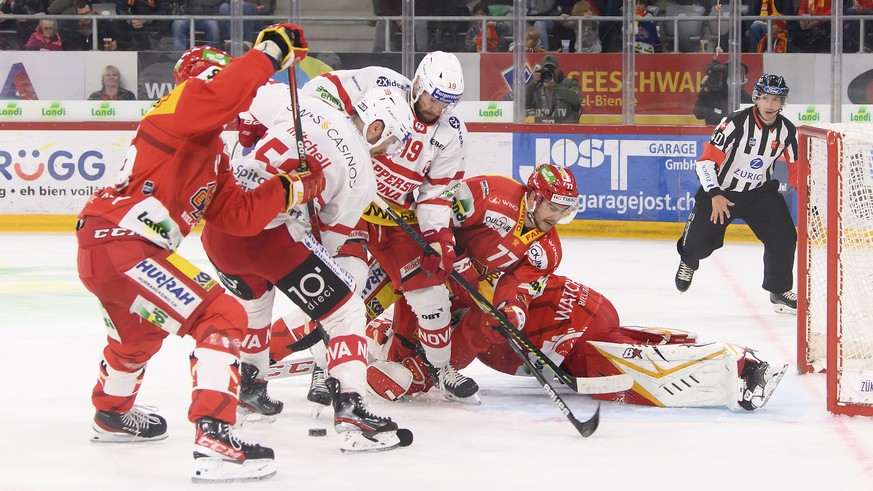 Spieler kaempfen um den Puck, beim Eishockey Meisterschaftsspiel der National League zwischen dem EHC Biel und den Rapperswil-Jona Lakers, am Samstag, 23. Oktober 2021, in der Tissot Arena in Biel. (K ...