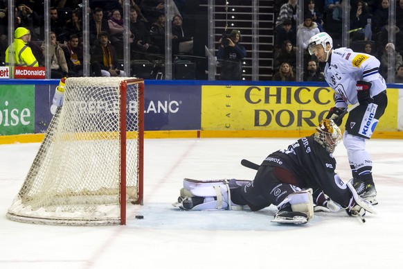Julien Sprunger (HCFG), right, scores the 1:2 against goaltender Robert Mayer (GSHC), left, during a National League regular season game of the Swiss Championship between Geneve-Servette HC, GSHC, and ...