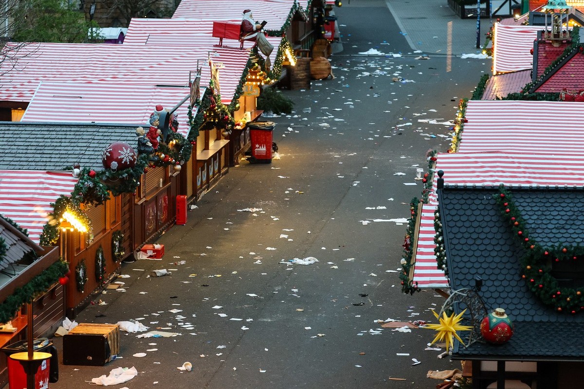 21.12.2024, Sachsen-Anhalt, Magdeburg: Weihnachtsmarktbuden stehen auf dem geschlossenen Magdeburger Weihnachtsmarkt. Am Vorabend war ein Autofahrer in eine Menschengruppe gefahren. Es gab mehrere Tot ...
