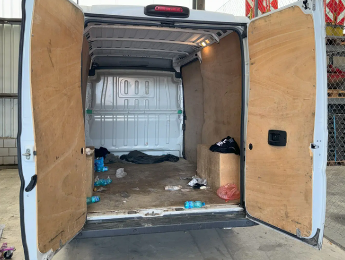 Dans cette camionnette, l'homme transportait 14 Syriens à travers la Suisse.