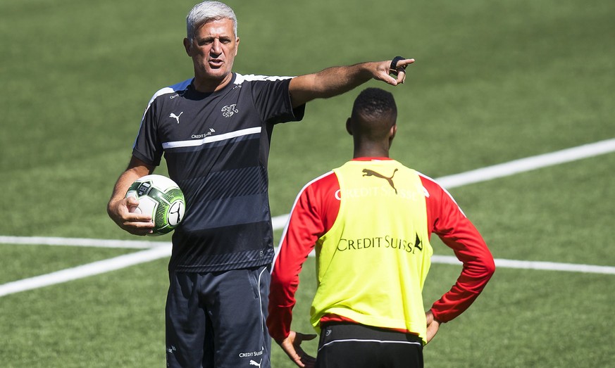 epa05991269 Swiss national soccer team head coach Vladimir Petkovic (L) leads his team&#039;s training session at the Stadium Maladiere in Neuchatel, Switzerland, 26 May 2017. Switzerland will face Be ...
