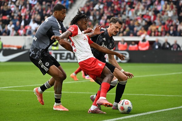 19.10.2025, xjhx, Fussball 1.Bundesliga, SC Freiburg - Eintracht Frankfurt v.l. Aurele Amenda Eintracht Frankfurt Johan Manzambi SC Freiburg Robin Koch Eintracht Frankfurt Zweikampf, Aktion, action, b ...