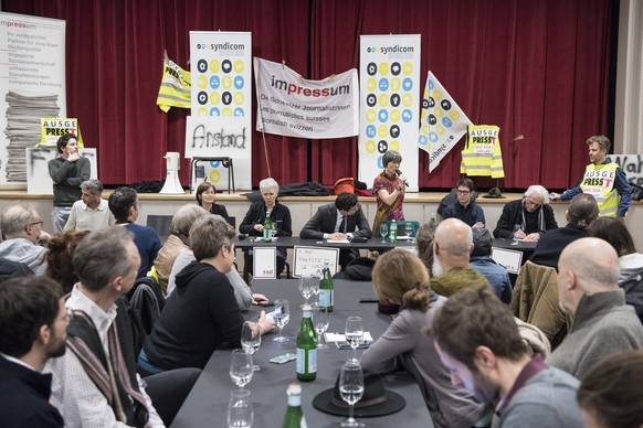 Journalistinnen und Journalisten der Schweizerischen Depeschenagentur SDA sowie Gewerkschaftsvertreter demonstrieren gegen den geplanten Stellenabbau, am Dienstag, 23. Januar 2018, in Bern. Die SDA wi ...