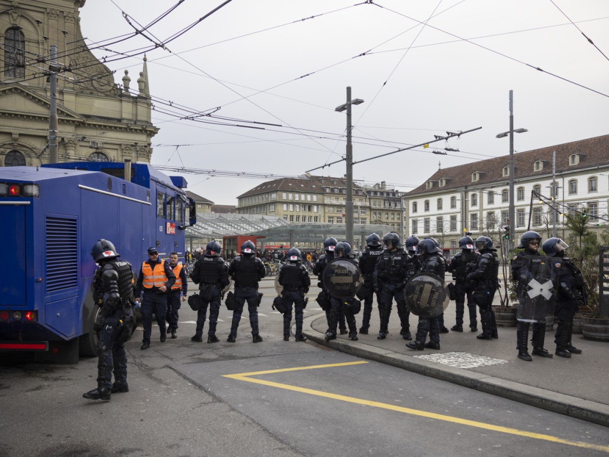La police a bloqué l'accès à la place de la gare à Berne durant la manifestation anit-WEF.