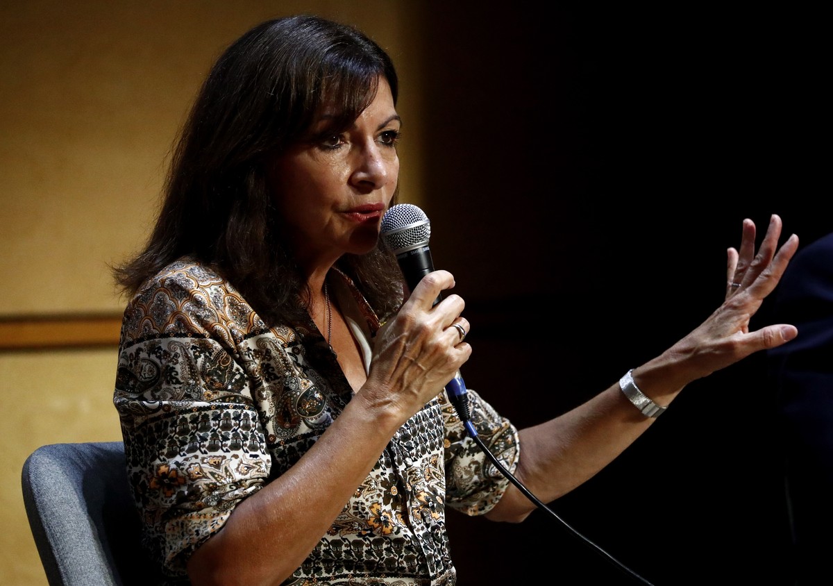 epa09453441 Member of the French Socialist Party (PS) and mayor of Paris Anne Hidalgo delivers a speech during the PS parliamentary day, in Montpellier, France, 07 September 2021. EPA/Guillaume Horcaj ...