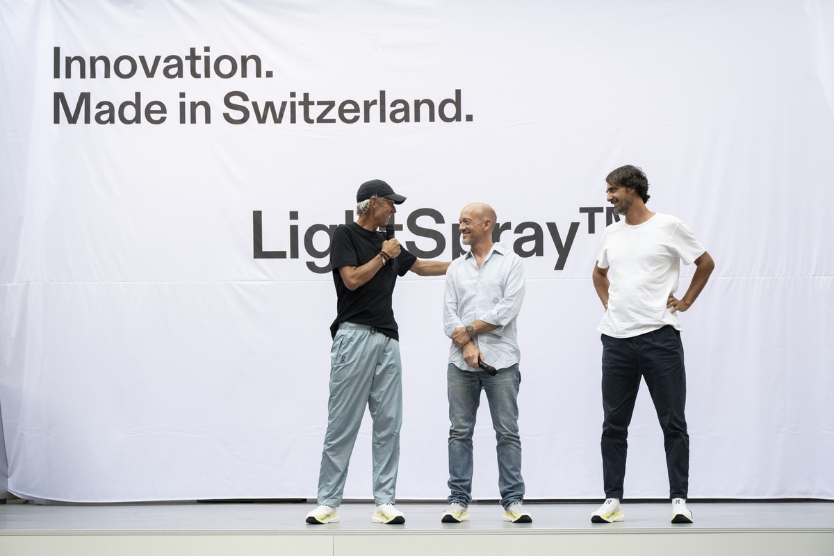 Die Gruender Olivier Bernhard, David Allemann und Caspar Coppetti sprechen anlaesslich der Eroeffnung des LightSpray Produktionsstandortes von On, eine vollautomatisierte Schuhproduktion, am Mittwoch, ...