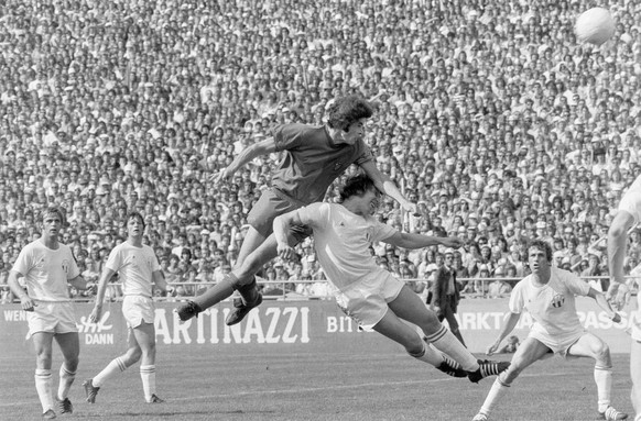 Hier setzt Hitzfeld zu einem Kopfball an, 1972.