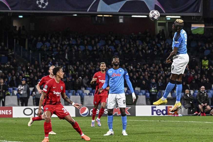 epa10525106 Napoli&#039;s forward Victor Osimhen (R) scores the 1-0 during the UEFA Champions League Round of 16, 2nd leg match between SSC Napoli and Eintracht Frankfurt, in Naples, Italy, 15 March 2 ...