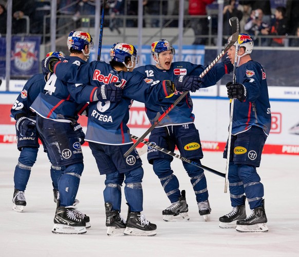 Die Muenchner bejubeln enthusiastisch das Tor zum 1:1 - Ausgleich durch Ben Street EHC Red Bull Muenchen, 9 kurz vor Schluss der Partie. EHC Red Bull Muenchen gegen Grizzlys Wolfsburg, Eishockey, DEL, ...