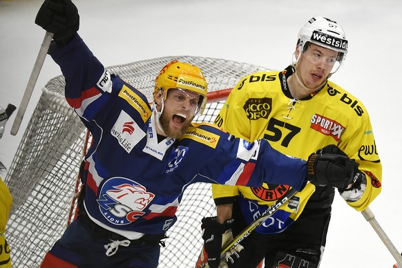 Der Zuercher Fredrik Pettersson jubelt nach dem 3-3 Ausgleich im zweiten Eishockey Playoff-Halbfinalspiel der National League zwischen den ZSC Lions und dem SC Bern im Hallenstadion in Zuerich am Donn ...