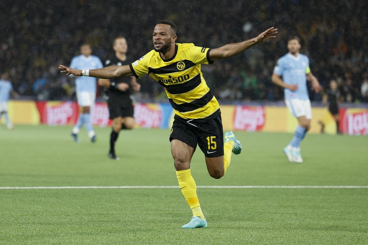 YB's Meschack Elia celebrates after scoring the equalizer to 1:1, during the UEFA Champions League group G soccer match between Switzerland's BSC Young Boys and England's Manchester Cit ...