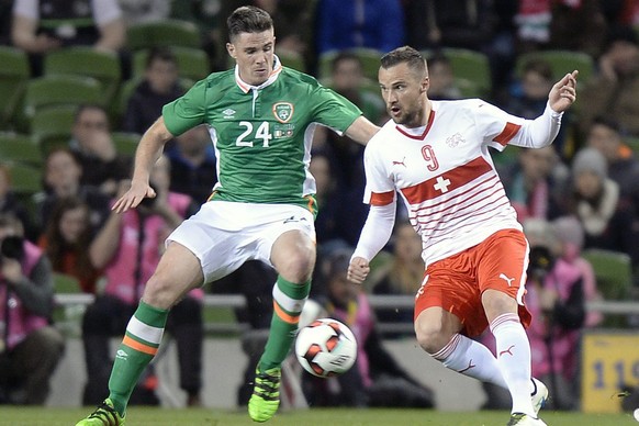 epa05231085 Swiss Haris Seferovic (R) fights for the ball with Ireland&#039;s Ciaran Clark (L) during the friendly soccer match between Republic of Ireland and Switzerland at the Aviva Stadium in Dubl ...