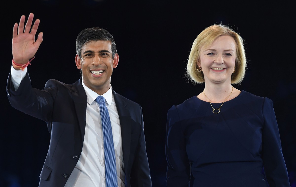 epa10150715 (L-R) Rishi Sunak and Liz Truss at the Conservative Party leadership election hustings at Wembley Arena, London, Britain, 31 August 2022. This is the final hustings attended by Tory Party  ...