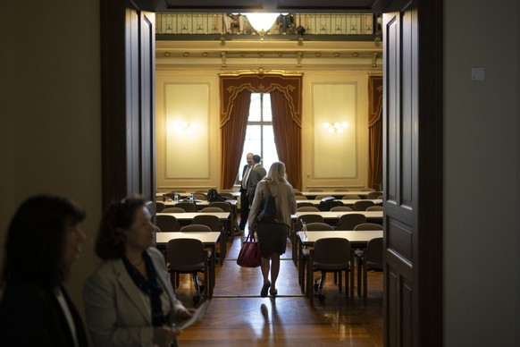 Ein Ratsmitglied betritt den Saal, aufgenommen am Mittwoch, 20. April 2022, im Rathaus in Frauenfeld. Der Grosse Rat (Kantonsrat) tagt zum ersten Mal seit der Coronavirus-Pandemie wieder im Saal, nach ...