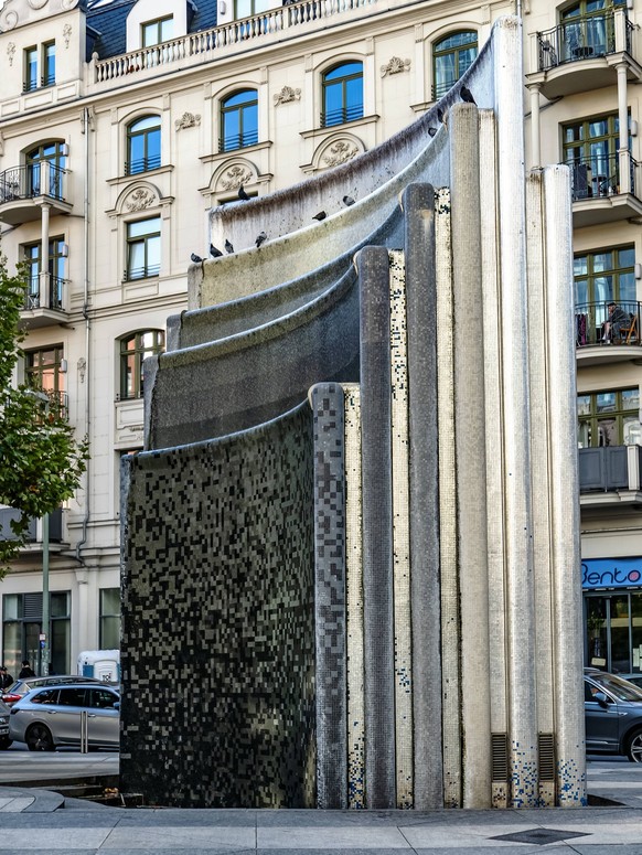 Ponto Brunnen in Frankfurt am Main Der Ponto Brunnen von Heinz Mack ist eine Hommage an den ermordeten Vorstandssprecher der fr�heren Dresdner Bank, J�rgen Ponto. LicenseRM Copyright: xZoonar.com/Ingr ...