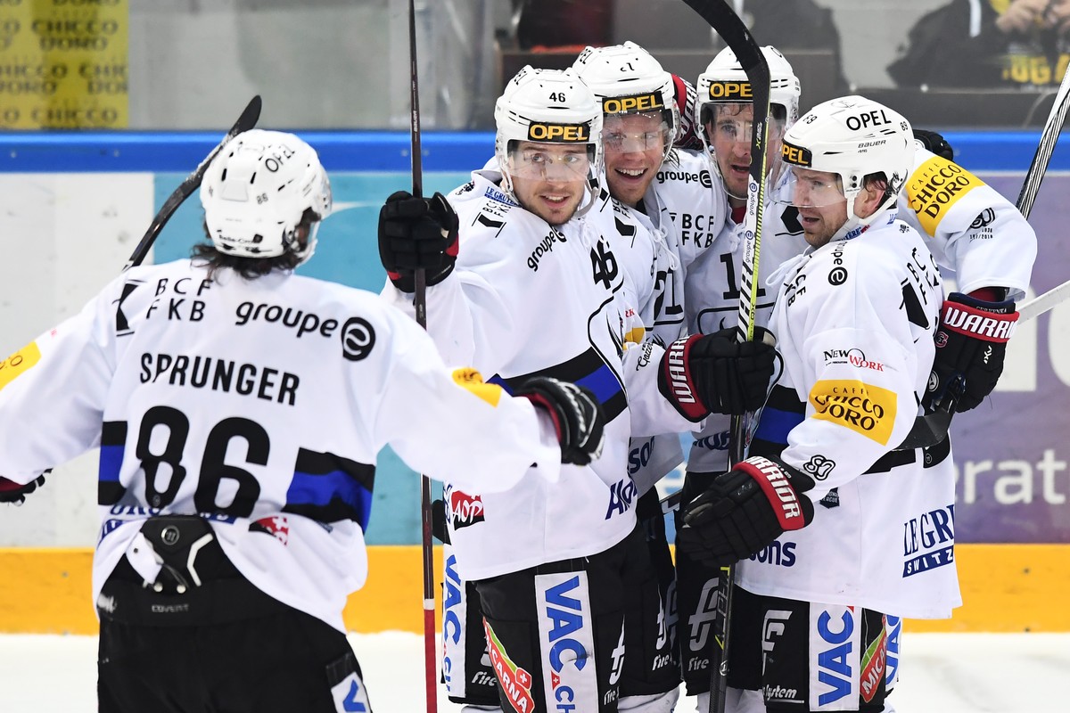 Fribourg's player Julien Sprunger, Fribourg's player Matthias Rossi, Fribourg's player Flavio Schmutz, Fribourg's player Roman Cervenka and Fribourg's player Andrei Bykov, fro ...