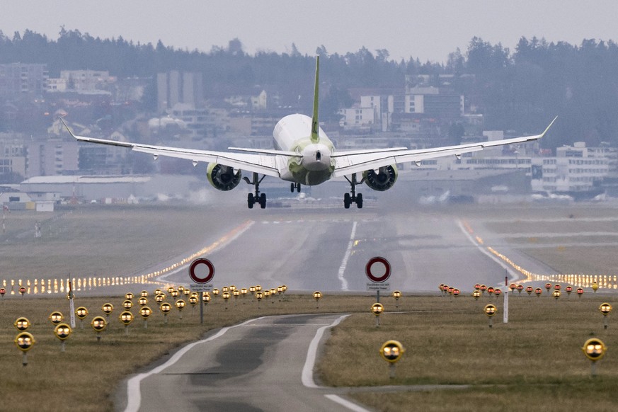 Ein Flugzeug landet auf der Start- und Landebahn 32 auf dem Flughafen Zuerich anlaesslich der geplanten Verlaengerungen der Pisten 28 und 32, aufgenommen am Dienstag, 28. Februar 2023 in Zuerich. (KEY ...