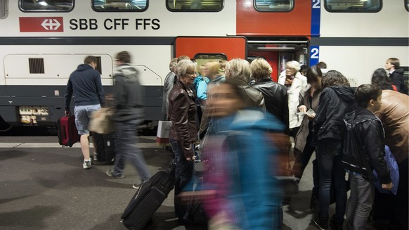 Bahnpassagiere entsteigen einem Intercity-Zug, am Montag 15. Oktober 2012, im Bahnhof Bern. (KEYSTONE/Peter Schneider)