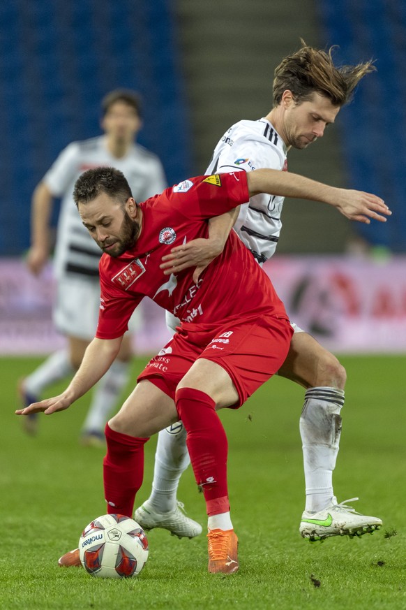 Winterthurs Andreas Wittwer, links, im Kampf um den Ball gegen Basels Valentin Stocker, rechts, im Schweizer Fussball Cup Achtelfinal zwischen dem FC Winterthur und dem FC Basel 1893 im Stadion St. Ja ...