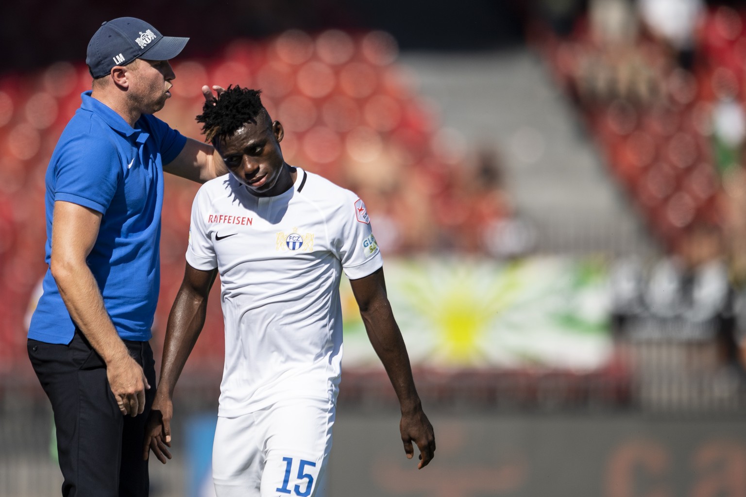 Zuerichs Trainer Ludovic Magnin, links, spricht mit Stephen Odey im Fussball Meisterschaftsspiel der Super League zwischen dem FC Zuerich und dem FC St. Gallen im Letzigrund, am Sonntag, 12. August 20 ...