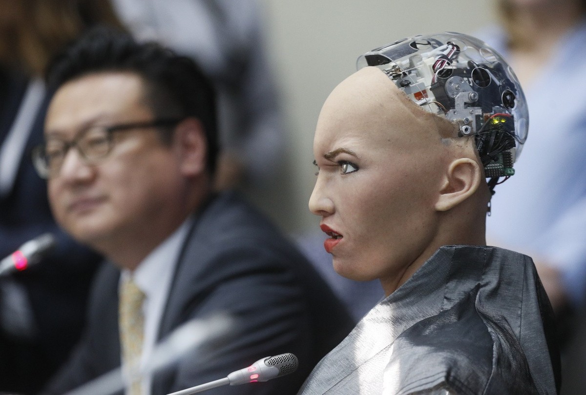 Le robot Sophia réagit lors d'une conférence de presse à Kiev, Ukraine, le 11 octobre 2018. Sophia est le robot le plus avancé à ce jour et a été activé le 14 février 2016 par Hanson Robotic Comp ...