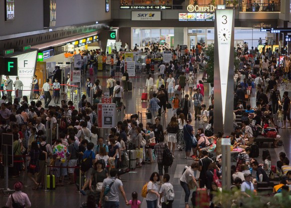 Gestrandete Passagiere im Flughafen von Tokio.